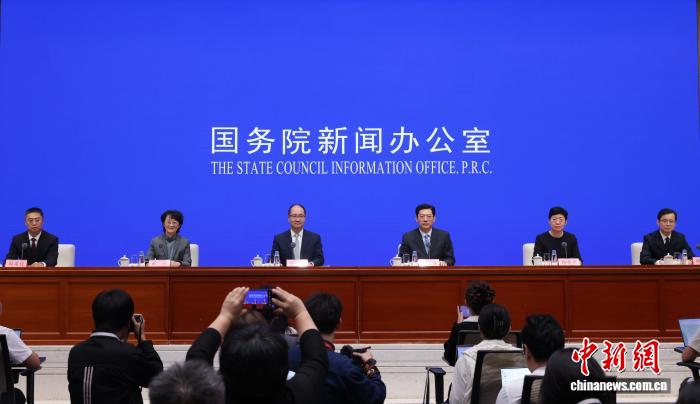 9月18日,中国国务院新闻办公室在北京举行新闻发布会,商务部部长助理张力、商务部对外贸易司司长杨涛、中国对外贸易中心主任朱咏、广东省人民政府副秘书长郭亦乐、广州市人民政府副市长胡浩介绍第140届中国进出口商品交易会(广交会)有关情况,并答记者问。<a target='_blank' href='/'>中新社</a>记者 杨可佳 摄